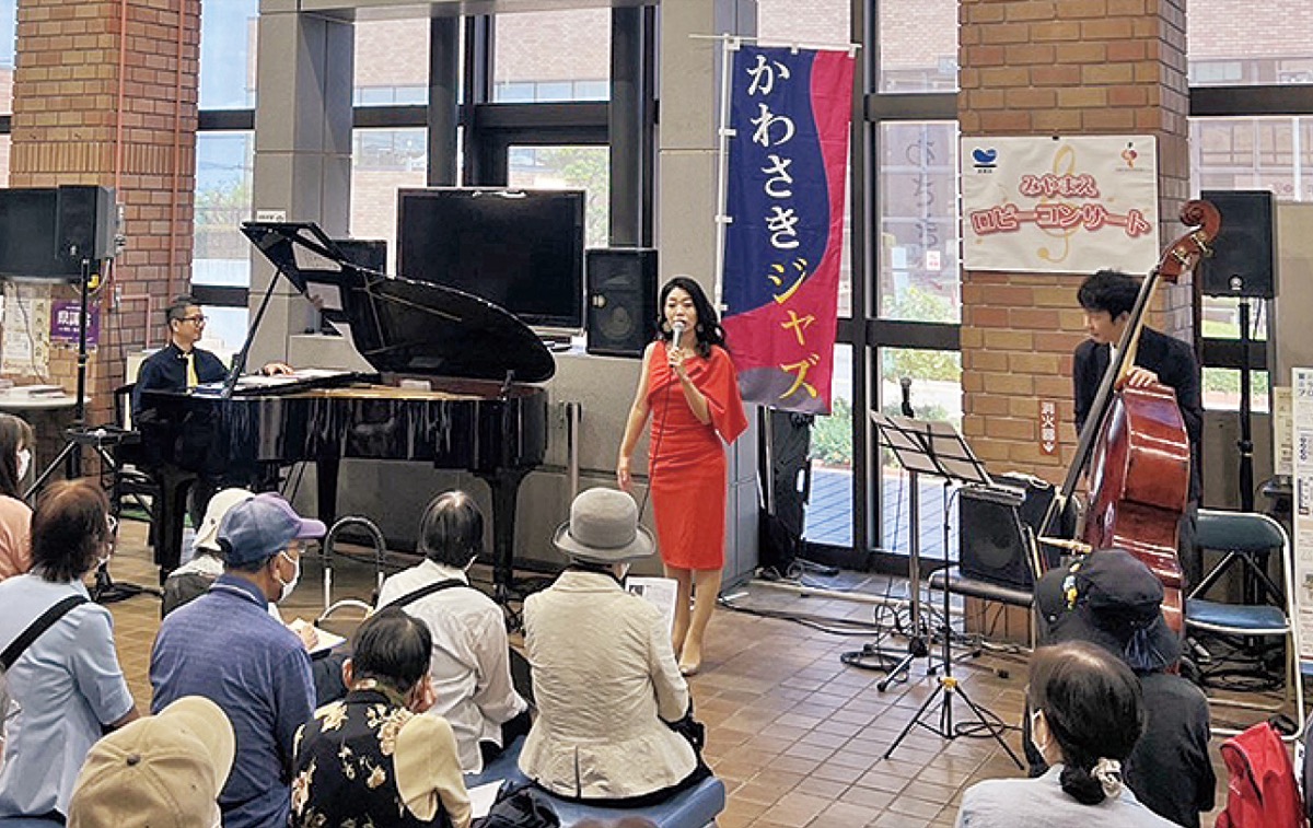 河合さん曰く音響が良い区役所ロビー＝９月の演奏