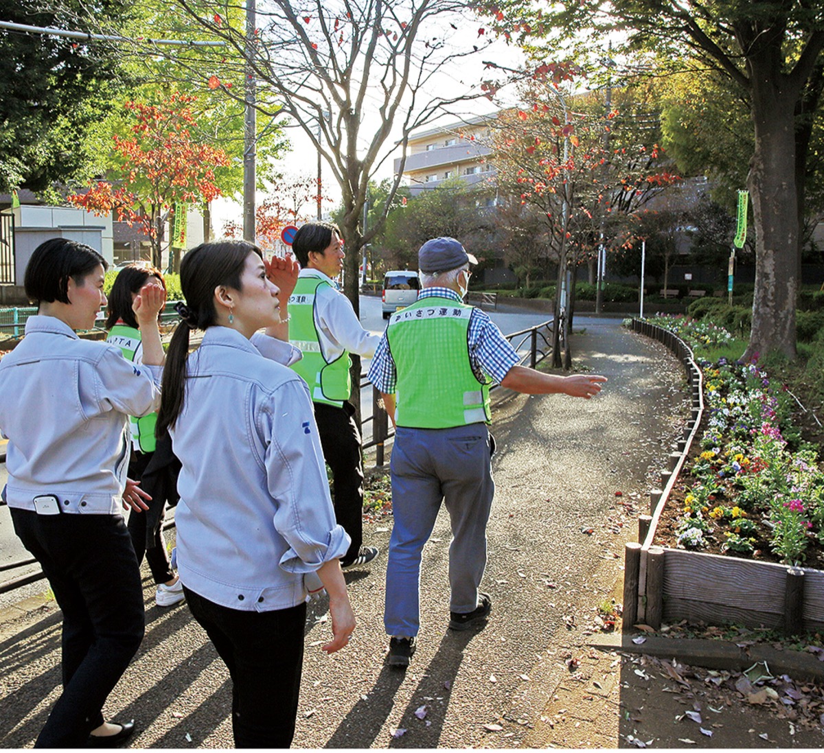 公園を指さし、場所や危険箇所がないかを確認