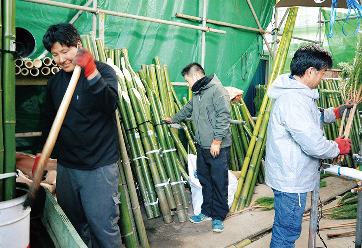 作業する職人たち