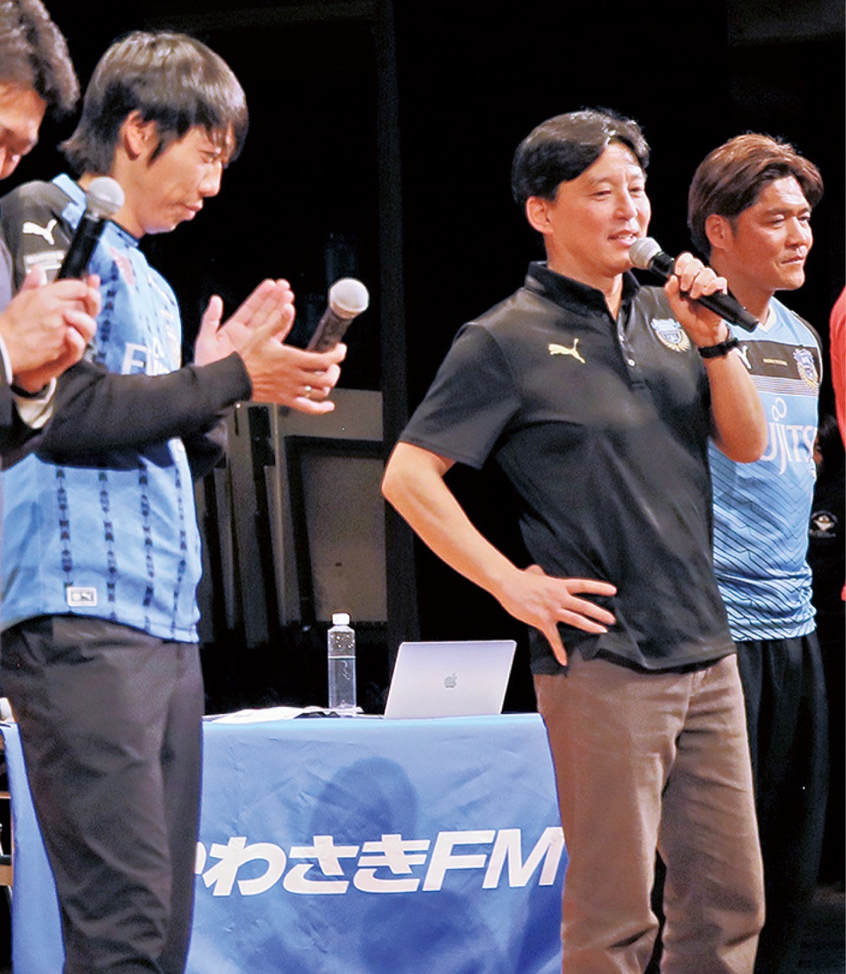 感謝のあいさつをする天野さん（中央）