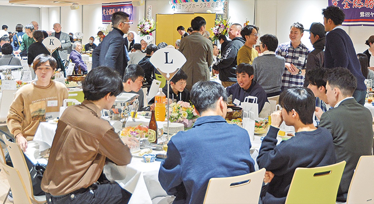 会場で談笑する関係者