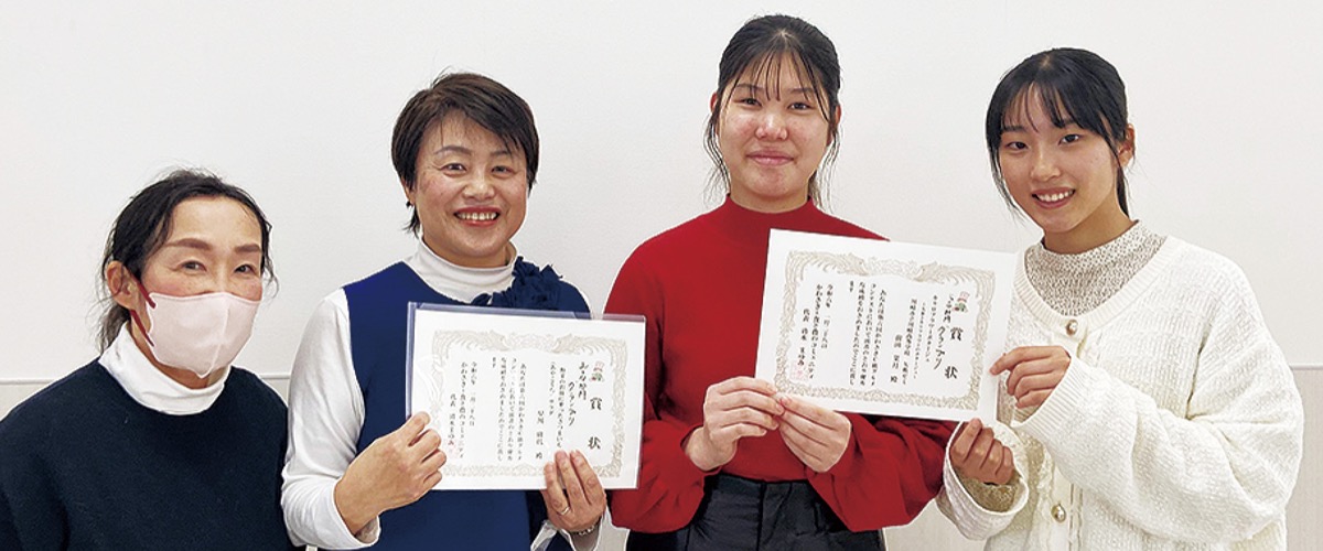 賞状を手にする早川さん(左から2人目)と前田さん(同3人目)、調理アシスタントの2人
