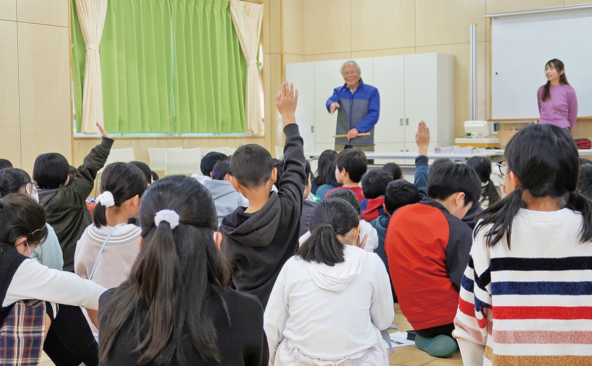 質問時間で次々に手を挙げる児童