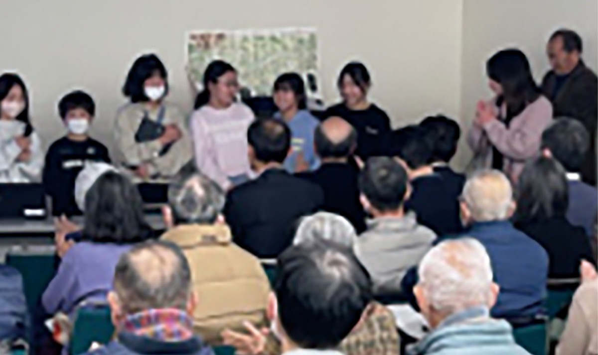 活動報告する児童=提供