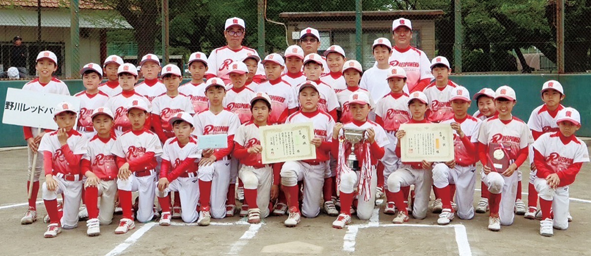 優勝したメンバーら