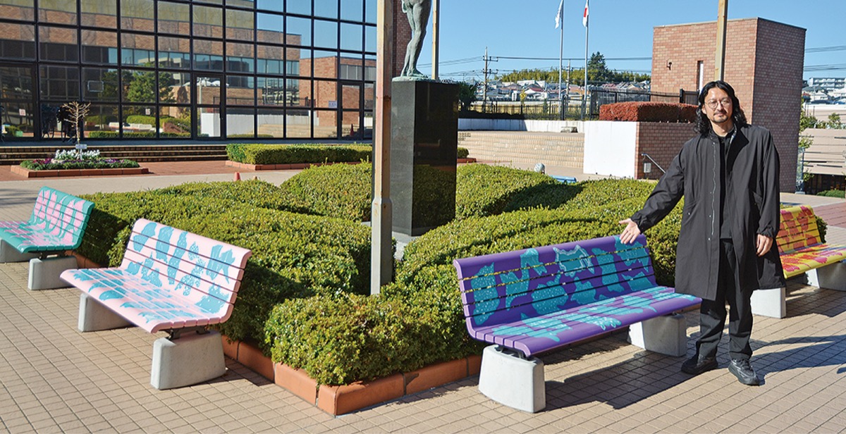 児童100人でベンチ装飾 | 宮前区 | タウンニュース