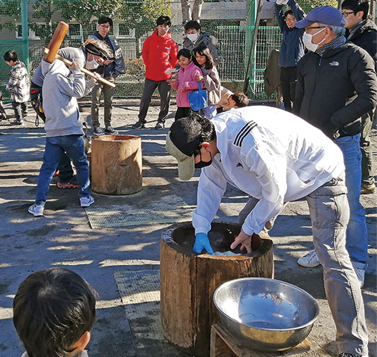 もちつきに750人 (写真1)