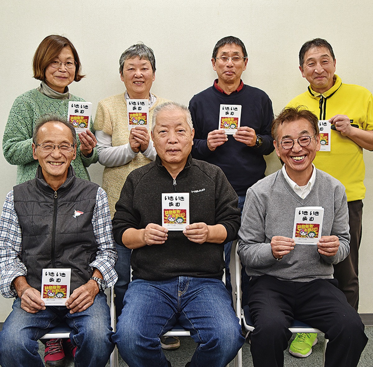 小冊子を手作りしている向丘第1民児協のメンバー