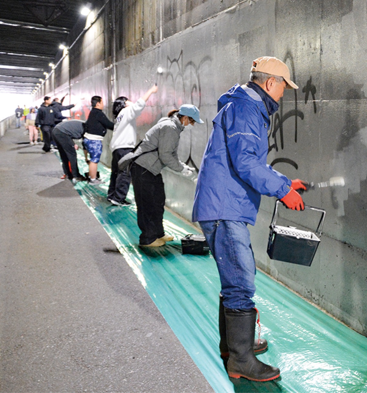 落書き消しに50人