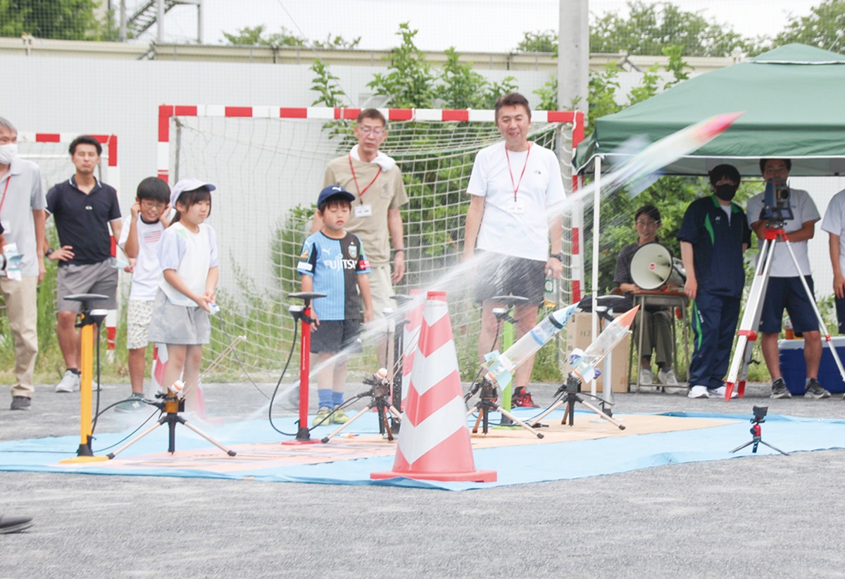 ロケット自作 飛距離競う