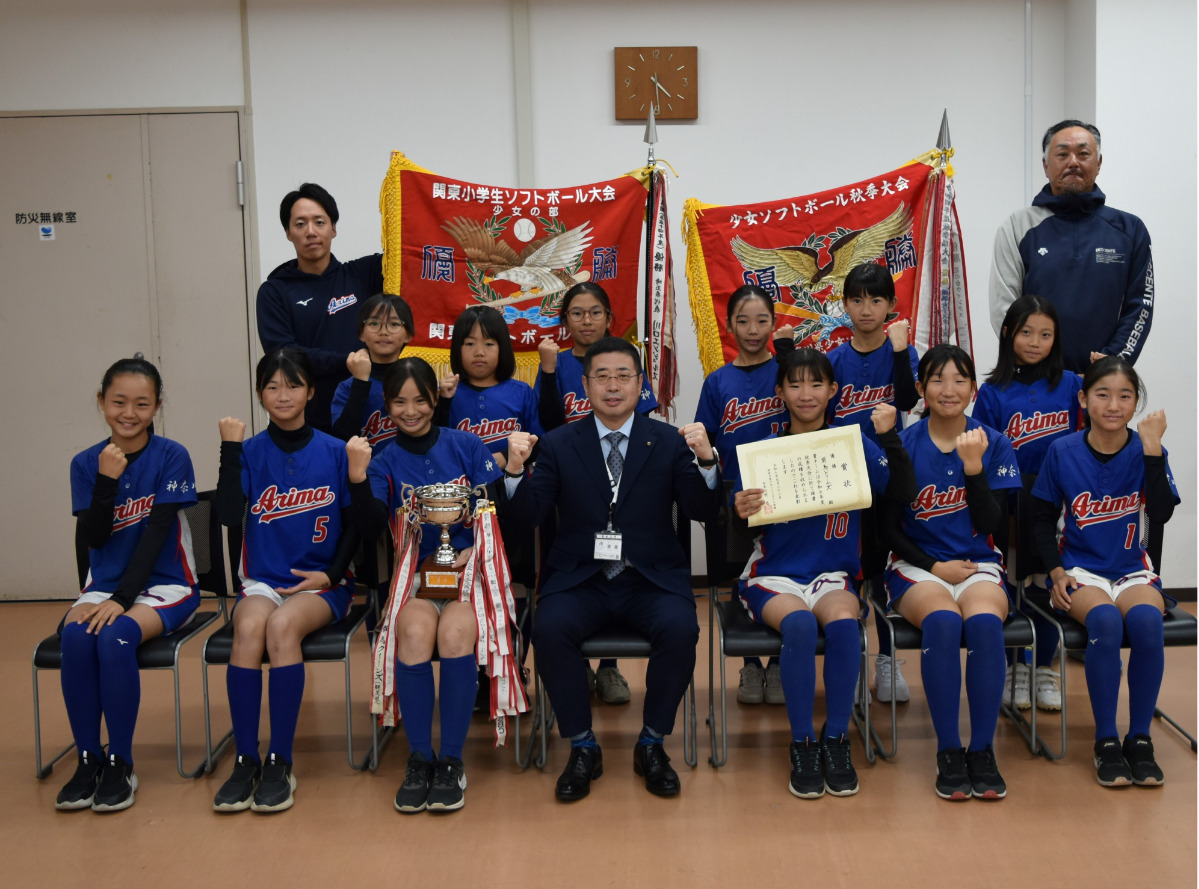 Ｗ優勝を区長に報告