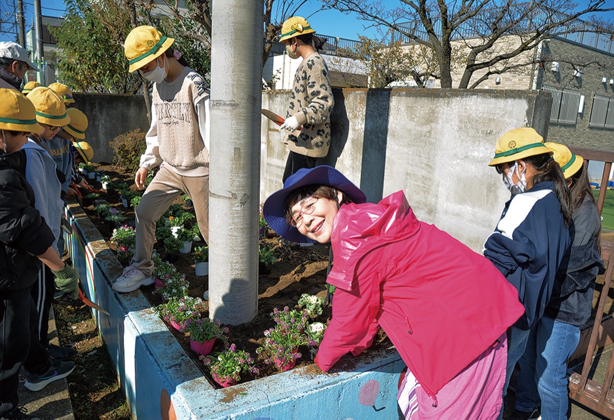 宮崎小で花の植え替え