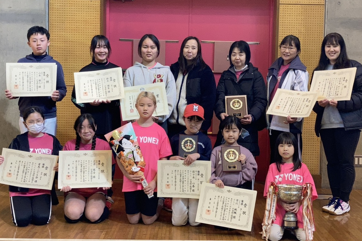 羽根つき大会に68人