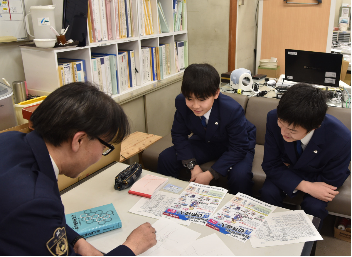 有中２人がタウン記者に