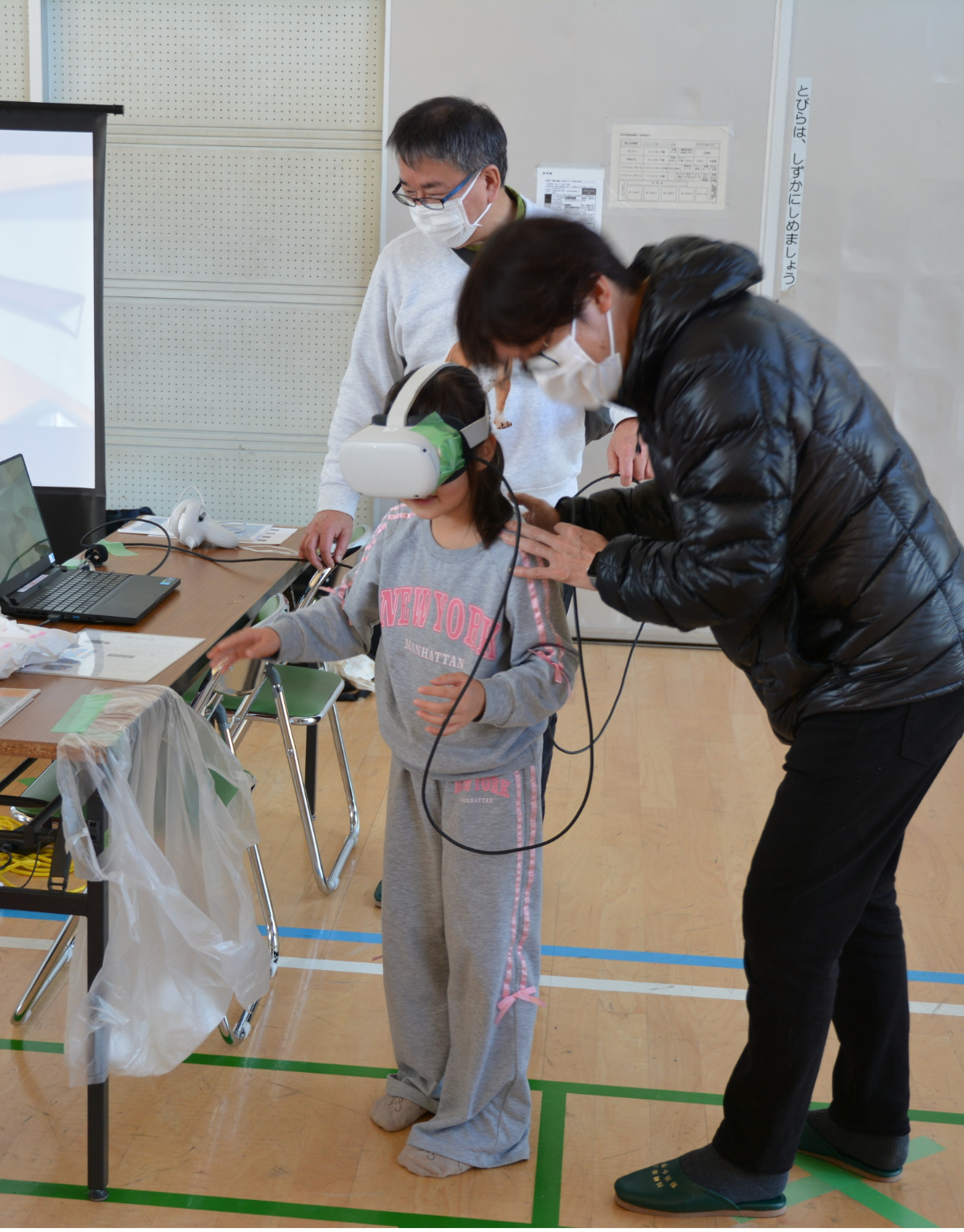 ＶＲ体験する児童