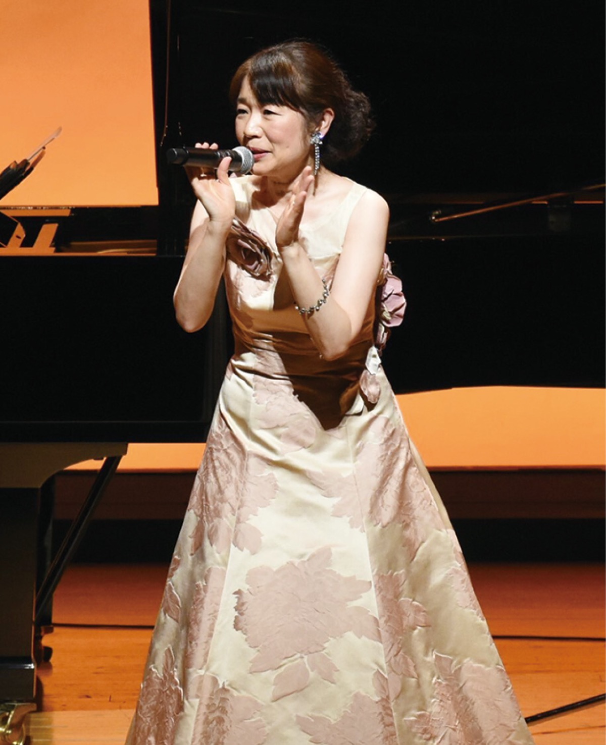 無料コンサートを開く桜井純恵さん