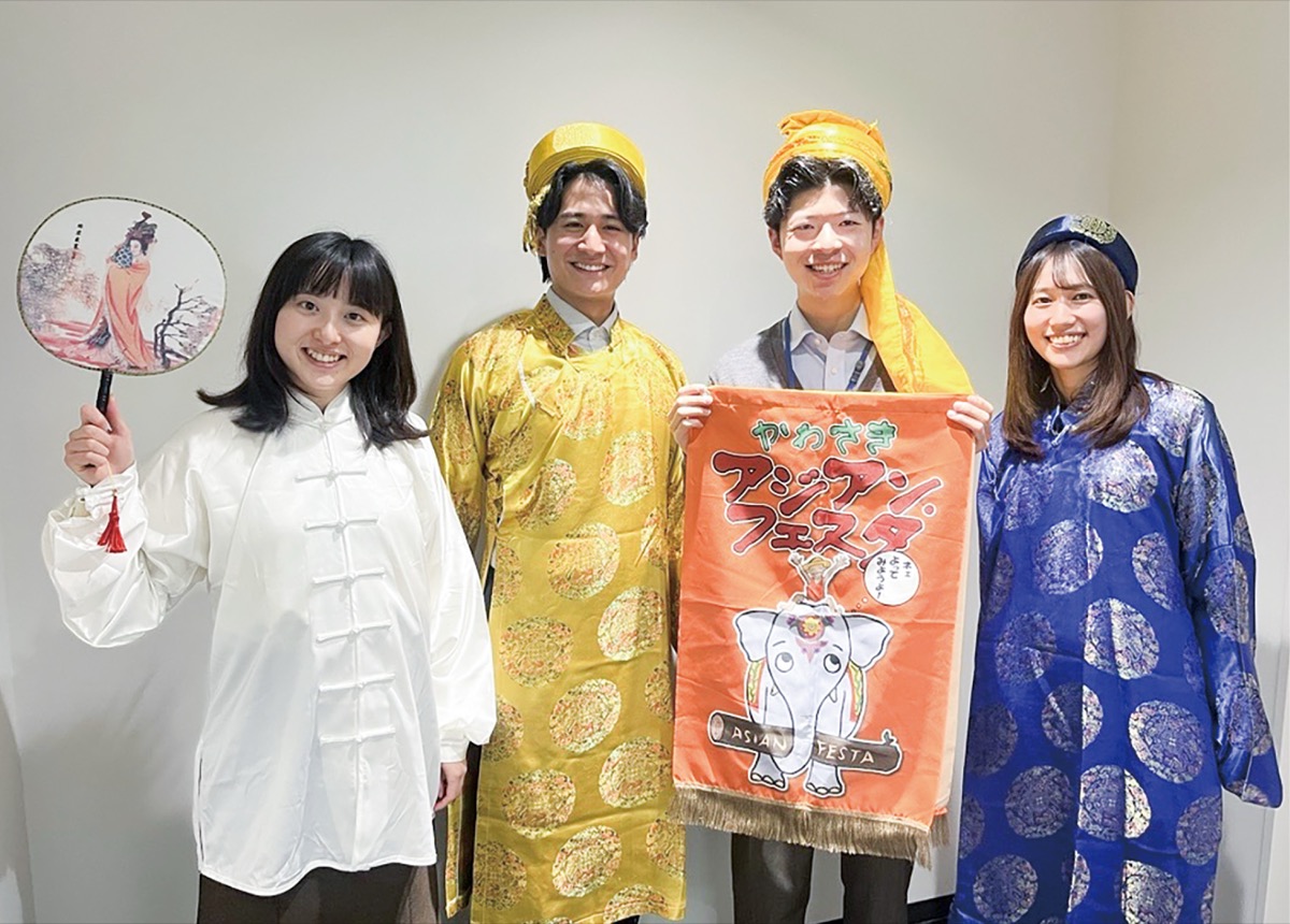 民族衣装を着てイベントをＰＲする市職員