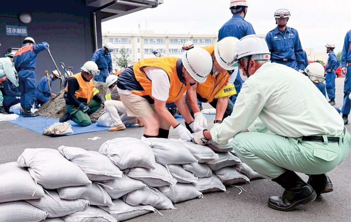 積み土のう工法に取り組む参加者
