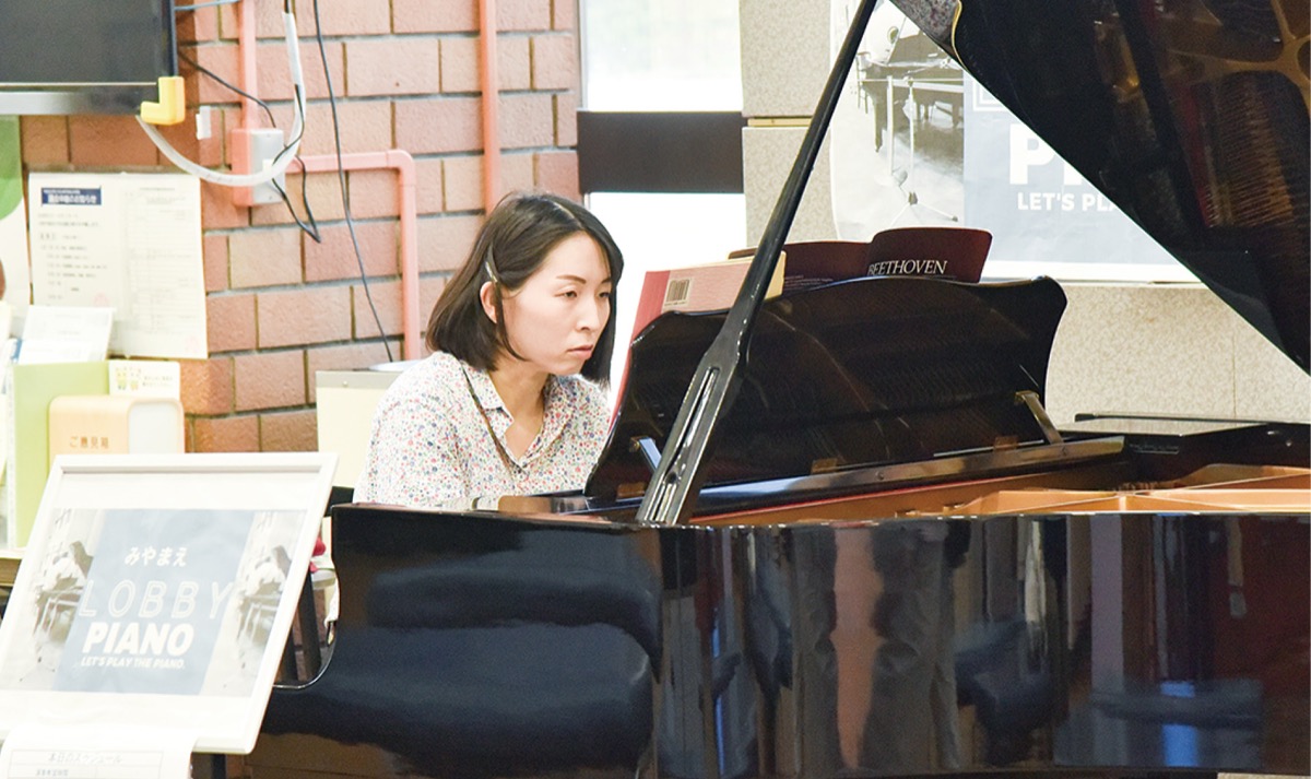 真剣な表情の演奏者