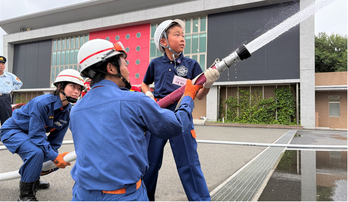 第1回の活動で行った放水体験=同署提供
