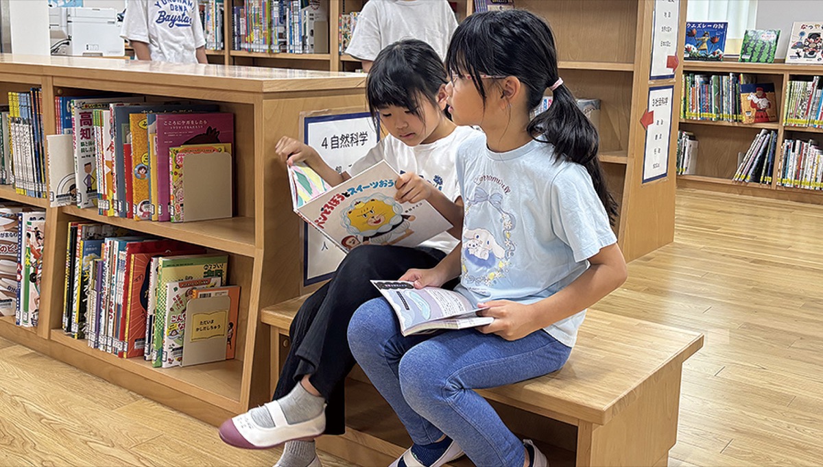 本を手にする子どもたち