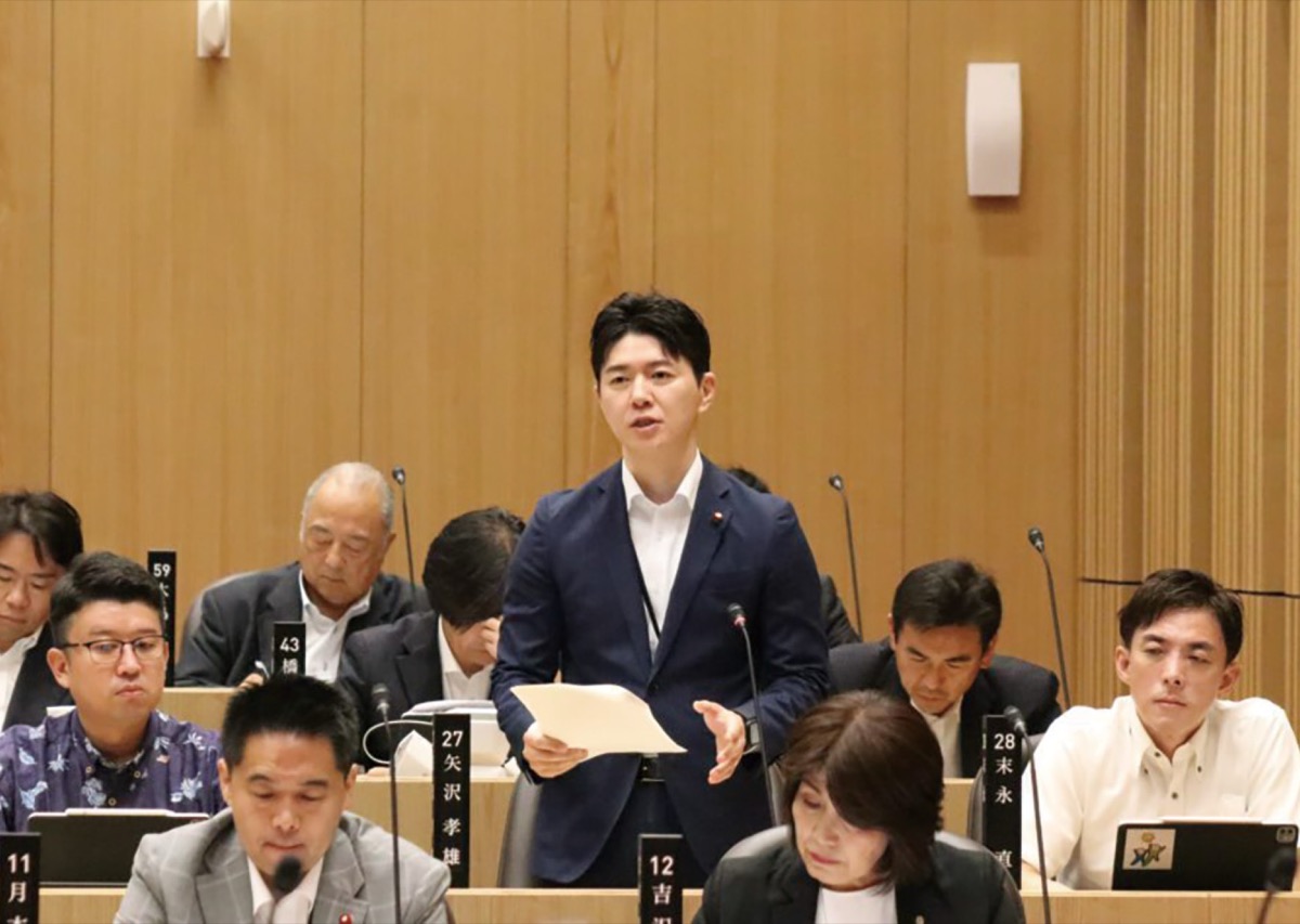 第2回定例会での質疑の様子