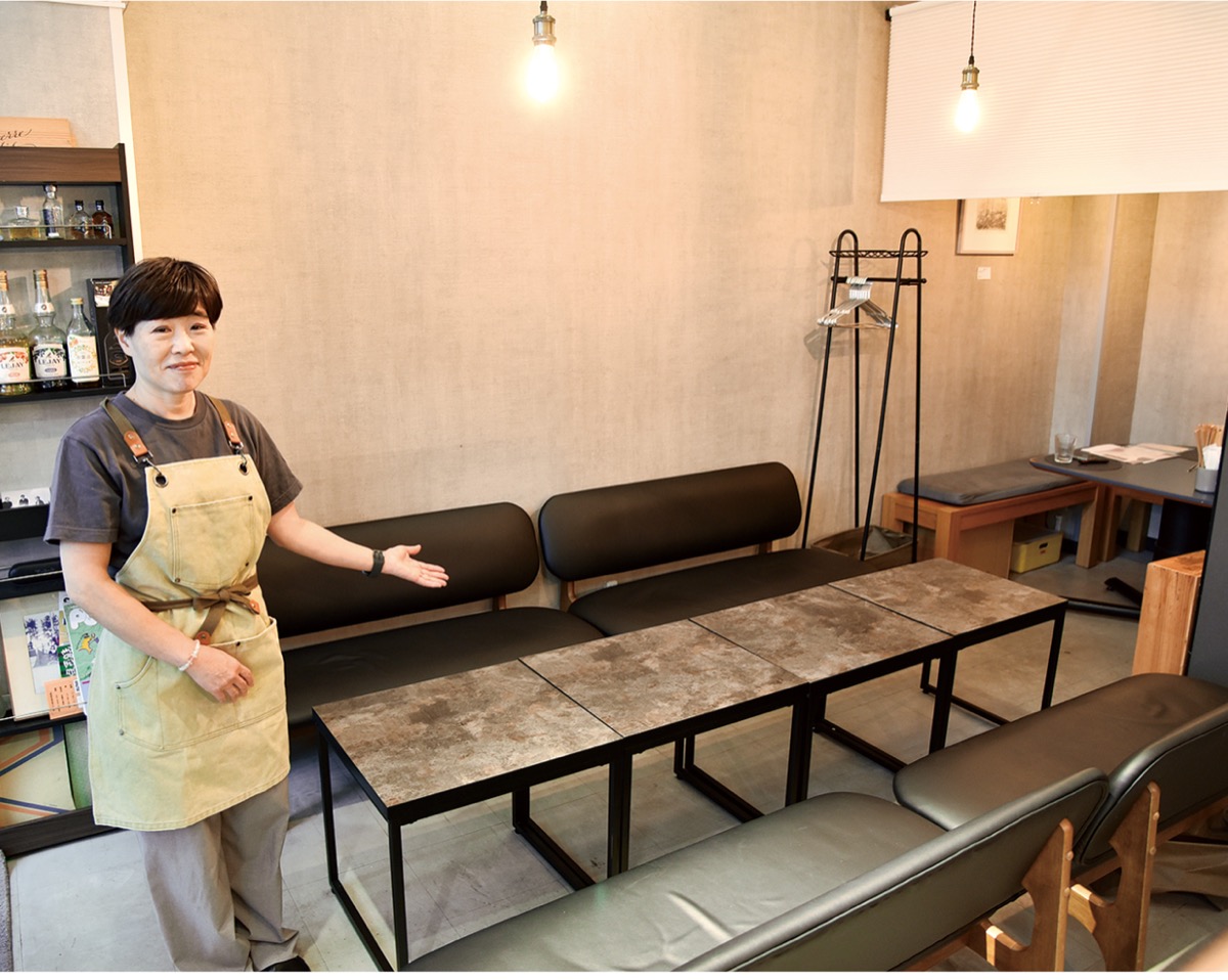 カフェの営業を始めた店内を紹介する小川さん