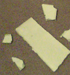剥落した破片は大きいもので縦20センチ×横8センチ×厚さ0.5センチ程