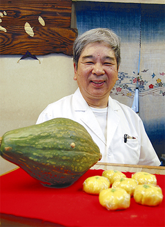 久末の農家・森清行さんの作ったロロン（左）とかぼちゃ饅頭を前に笑顔の渡邉庄二さん