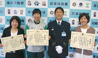 （左から）吉田さん、加藤さん、鈴木署長、関山さん