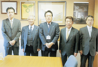 船橋区長（中央）に受賞を報告した（左から）川田さん、梅本さん、岸さん、石井さん