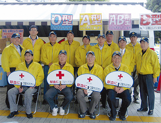 川崎高津ロータリークラブのメンバーが市民に協力を呼び掛けた