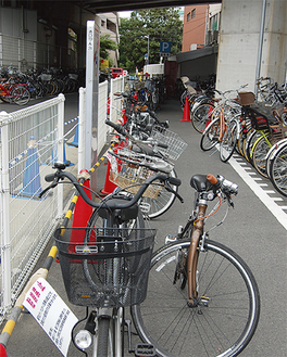 主に中央列が放置自転車（下図【1】から撮影）