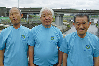 会長の石塚さん（中）と役員の佐藤さん（左）、会計の山田さん（右）
