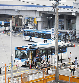 市バスは人々の重要な交通手段（溝口駅南口で）