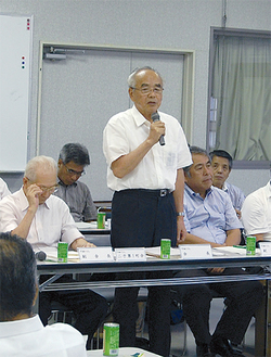 高津地区の町会長会議で震災対策について確認する吉崎隆男さん