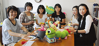 手作りで人形やセットを作り上げていくメンバー（左から中條さん、千葉さん、渡辺さん、森さん、田所さん、三田さん）
