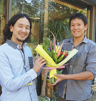野菜のブーケづくりを始めた木所さん（右）と加藤さん