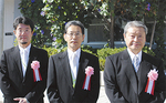 式典に参加した（左から）町田さん、斉藤さん、須田校長