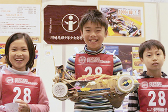 受賞を喜ぶ（左から）古田咲さん、宮本大地さん、村松勇吏さん