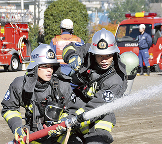 放水に取り組む高津消防署の若手職員