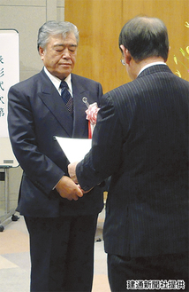 阿部市長（右）から表彰状を受け取る菊池代表取締役