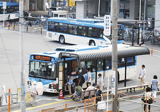 重要な交通手段となる市バス