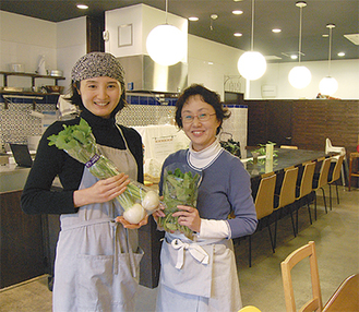 店長の佐藤さん（左）とNPOのスタッフ。地元野菜の販売は月・火・木・金・土の午前10時〜午後６時（金・土〜午後９時）