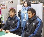 ファンと撮影する田中選手（左）と新井選手