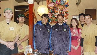 小宮山選手（中央左）と金久保選手（同右）