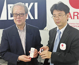 贈呈式に参加する松田代表（左）