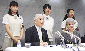 横田夫妻と生徒会の（左から）平松さん、小泉さん、麻尾さん