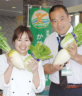 地元野菜を紹介する野川店長と松本さん