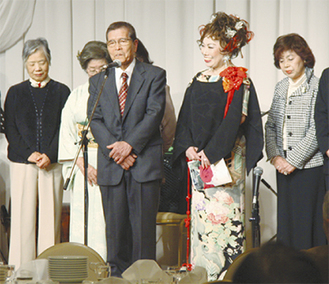 挨拶に立つ高橋会長（中央左）と古渡さん